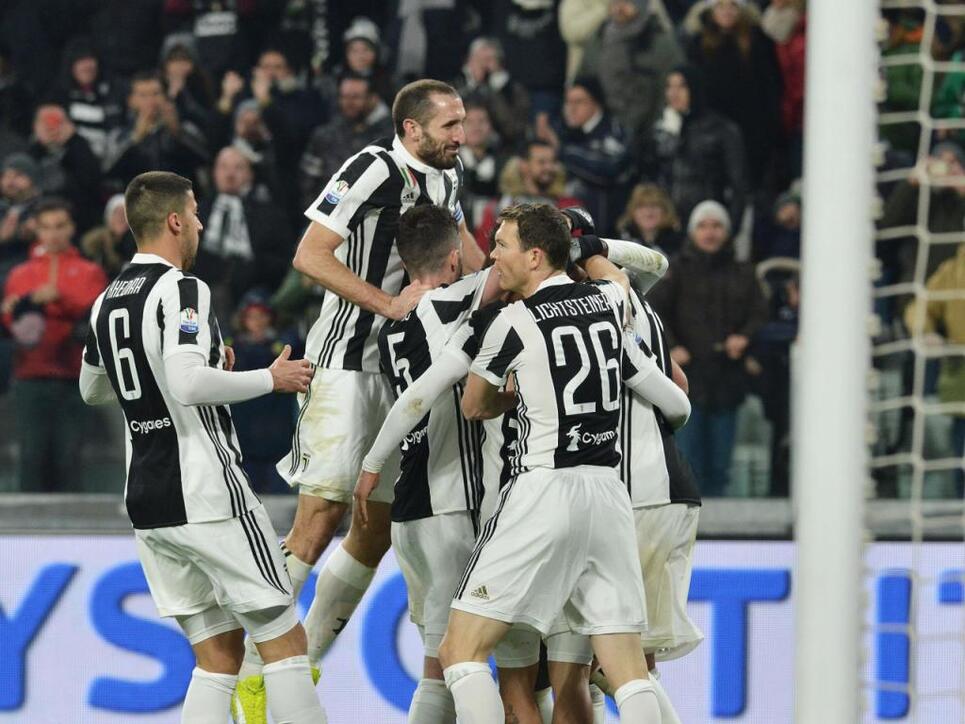 Torjubel von Juventus mit Stephan Lichtsteiner (Nummer 26/ganz rechts)