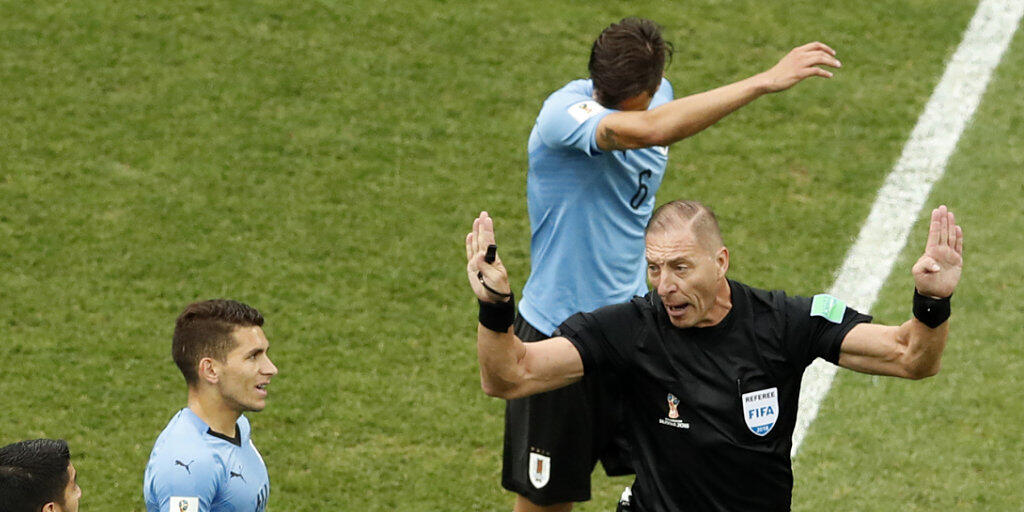 Der Argentinier Nestor Pitana (hier im Spiel Frankreich - Uruguay) pfeift den WM-Final