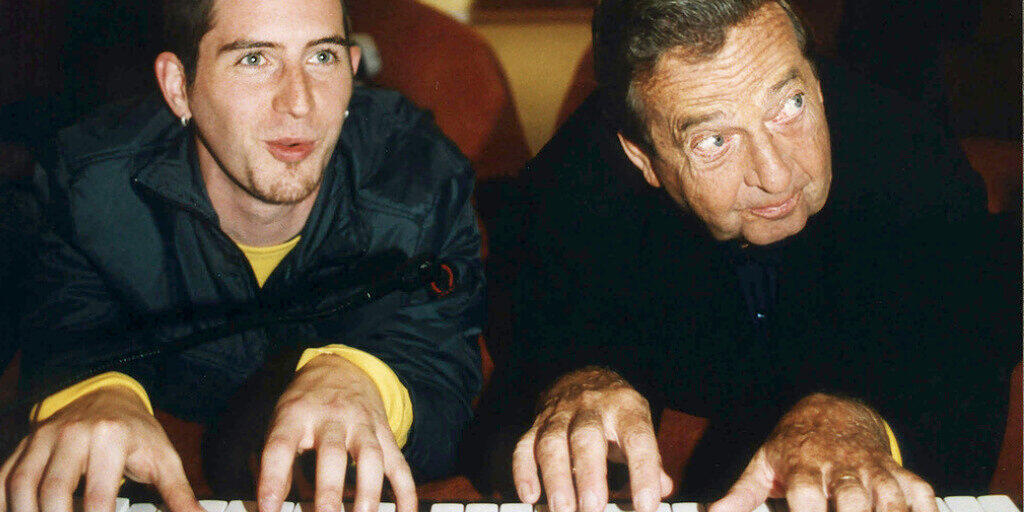Der Filmmusik-Komponist Peter Thomas (rechts) mit dem HipHopper Ich-Zwerg (links): Bekannt war Thomas wegen seiner Musik zur "Raumpatrouille" und zu Edgar Wallace-Filmen. Jetzt ist er mit 94 Jahren in Lugano gestorben. (Archivbild)