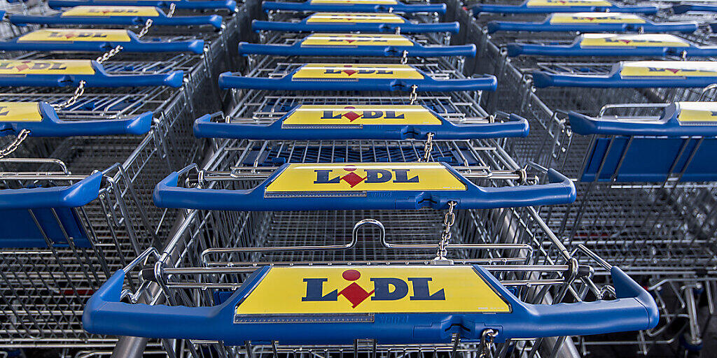Die Mitarbeitenden von Lidl Schweiz können sich über mehr Salär freuen: Sie erhalten ab März eine generelle Lohnerhöhung von fast einem halben Prozent.  Zudem gibt es noch Geld für individuelle Lohnerhöhungen. (Archiv)