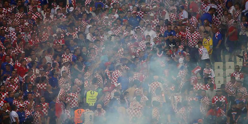 Kroatische Anhänger warfen am letzten Freitag im EM-Spiel gegen Tschechien (2:2) bengalische Fackeln auf das Spielfeld
