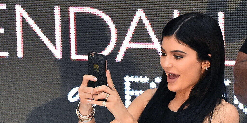 Sich in Szene setzen gehört zum Tagesgeschäft: Die Kosmetikmarke des Reality-TV-Stars Kylie Jenner wurde vor allem mit Lippenstiften erfolgreich. (Archivbild)