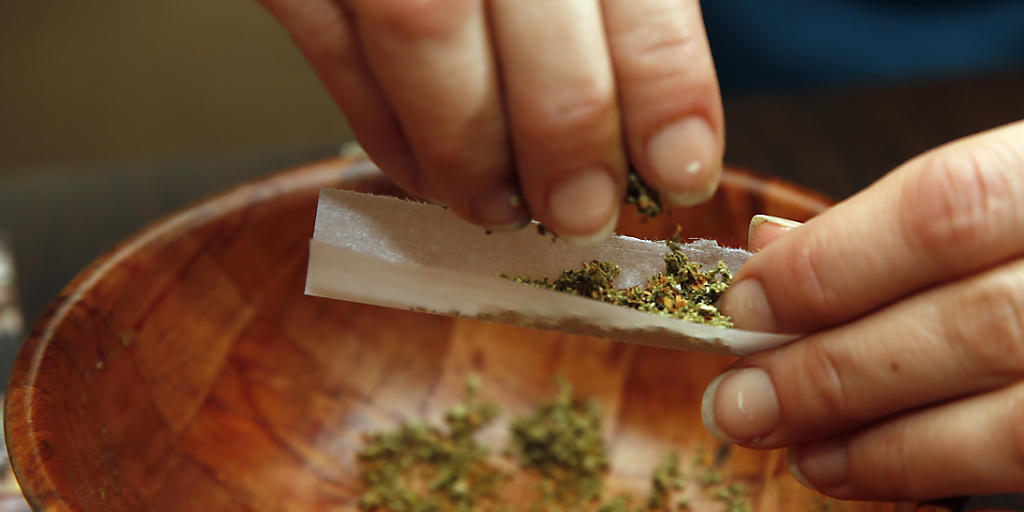 Bern, Basel, Genf und Zürich planen Pilotprojekte für den regulierten Verkauf von Cannabis. Bern, Basel, Genf und Zürich planen Pilotprojekte für den regulierten Verkauf von Cannabis.
