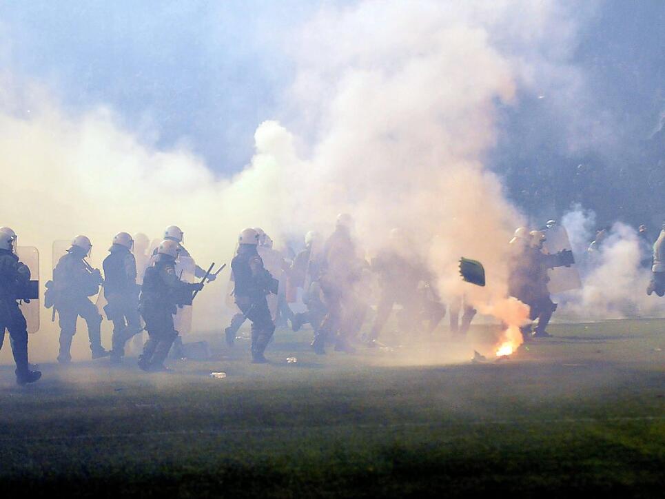 Bei Olympiakos Piräus herrscht auf und neben dem Rasen Feuer im Dach