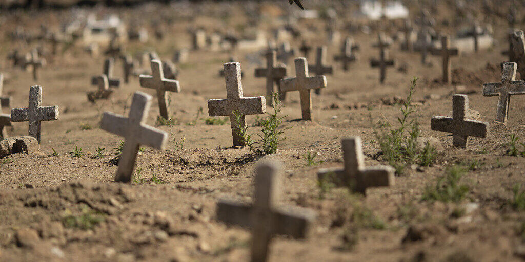 Kreuze stehen auf dem Caju-Friedhof in Rio de Janeiro, auf dem Opfer der Corona-Pandemie begraben wurden. In Brasilien gibt es laut der Universität Johns Hopkins 3,5 Millionen bestätigte Sars-CoV-2-Infektionen und rund 113 000 Todesfälle. Foto: Silvia Izquierdo/AP/dpa Kreuze stehen auf dem Caju-Friedhof in Rio de Janeiro, auf dem Opfer der Corona-Pandemie begraben wurden. In Brasilien gibt es laut der Universität Johns Hopkins 3,5 Millionen bestätigte Sars-CoV-2-Infektionen und rund 113 000 Todesfälle. Foto: Silvia Izquierdo/AP/dpa