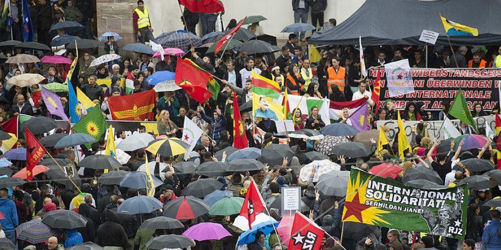 Demo gegen die Dschihadistenmiliz Islamischer Staat (IS) im Oktober 2014 in Basel. Kurdische Vereinigungen hatten zur Solidarität mit der Stadt Kobane in Nordsyrien aufgerufen. Dort kämpfte die Kurdenmiliz YPG gegen den IS. Für die Türkei ist die YPG eine Terrororganisation. (Archiv) Demo gegen die Dschihadistenmiliz Islamischer Staat (IS) im Oktober 2014 in Basel. Kurdische Vereinigungen hatten zur Solidarität mit der Stadt Kobane in Nordsyrien aufgerufen. Dort kämpfte die Kurdenmiliz YPG gegen den IS. Für die Türkei ist die YPG eine Terrororganisation. (Archiv)