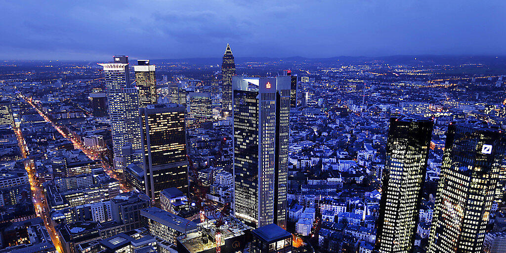 Der Brexit führt gemäss einer Studie dazu, dass Vermögenswerte im Umfang von 800 Milliarden Pfund aus Grossbritannien abfliessen. Frankfurt und deren Banken (Bild) profitieren davon. (Archiv)