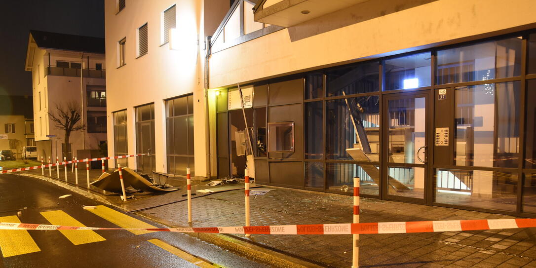 An der Bahnhofstrasse in Sevelen – nur wenige Minuten von Vaduz – wurde ein Bancomat gesprengt. Bild: Kapo SG