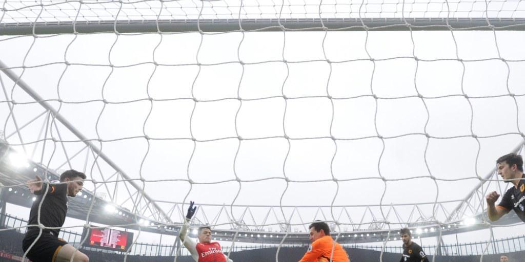 Der Moment der Entscheidung: Eldin Jakupovic pariert einen Abschluss - der Abpraller findet via Alexis Sanchez' Arm zum 1:0 ins Tor