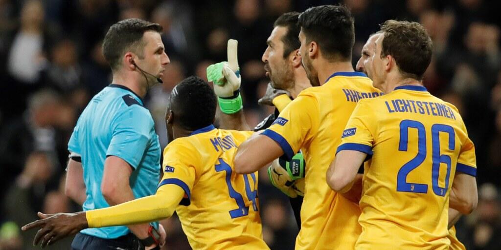 Schiedsrichter Oliver wird von den Juventus-Spielern bedrängt