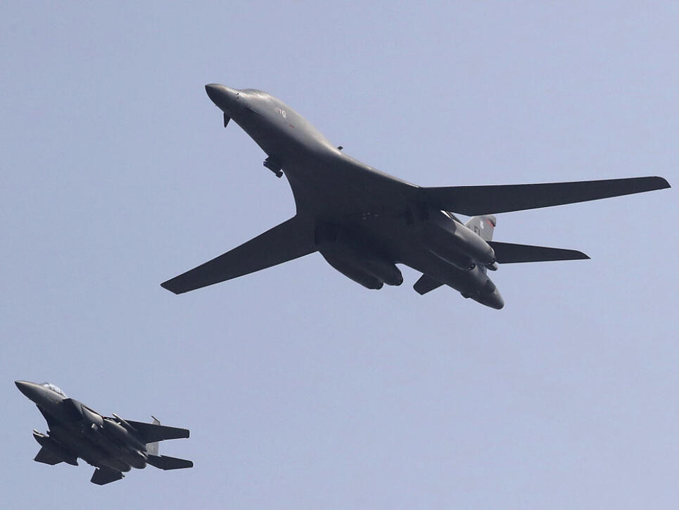 US-Überschallbomber des Typs B-1 (vorne). (Archivbild)