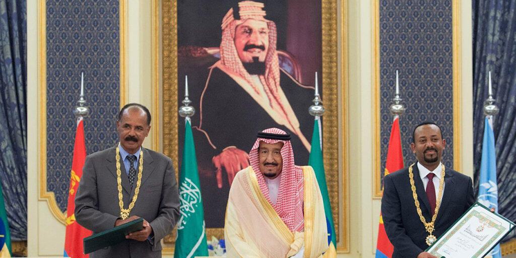 Der eritreische Präsident Isaias Afwerki (l) und der äthiopische Premierminister Abiy Ahmed haben in Dschidda im Beisein des saudischen Königs Salman einen Freundschaftsvertrag unterzeichnet.