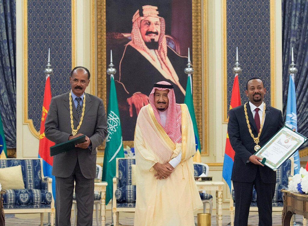 Der eritreische Präsident Isaias Afwerki (l) und der äthiopische Premierminister Abiy Ahmed haben in Dschidda im Beisein des saudischen Königs Salman einen Freundschaftsvertrag unterzeichnet.