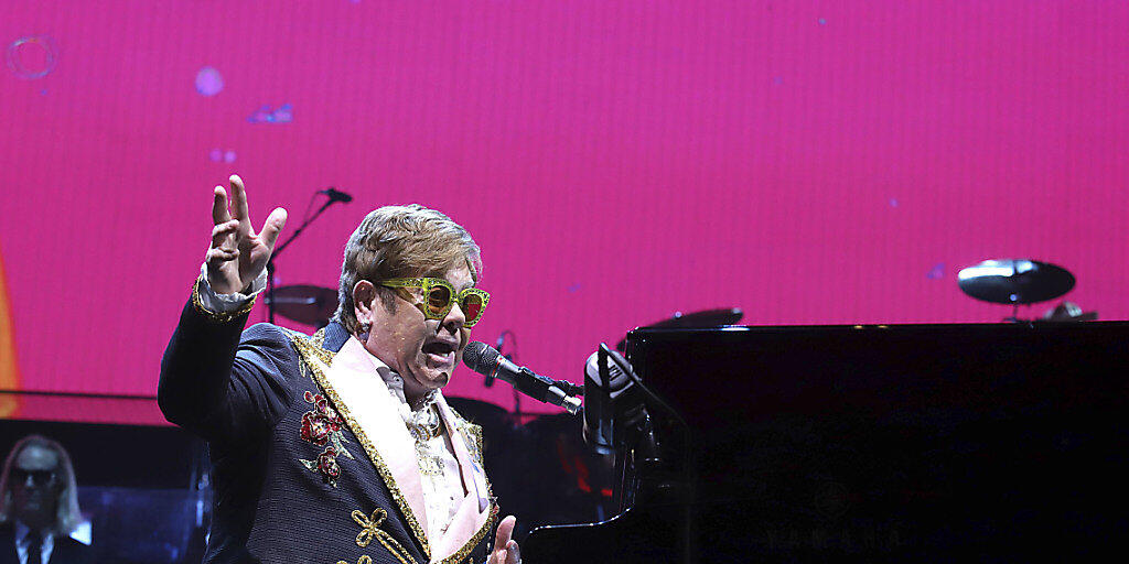 Der britische Pop-Star Elton John auf Abschiedstournee: Seine Show "Farewell Yellow Brick Road" ist optisch vom Zauberer von Oz inspiriert. In der Schweiz werden über 15'000 Fans seine Show am Montreux Jazz Festival open-air erleben können. (Archivbild)