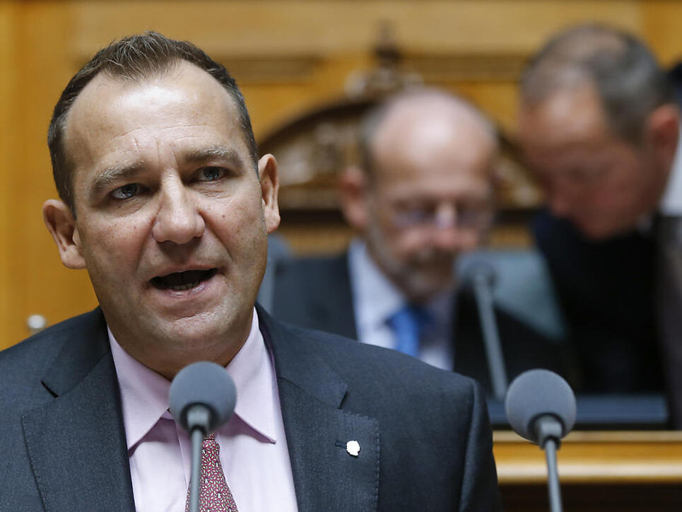 Das Parlament will den Anlegerschutz nur geringfügig verbessern. Für SVP-Nationalrat Thomas Matter (ZH) geht die Regulierung aber immer noch zu weit.