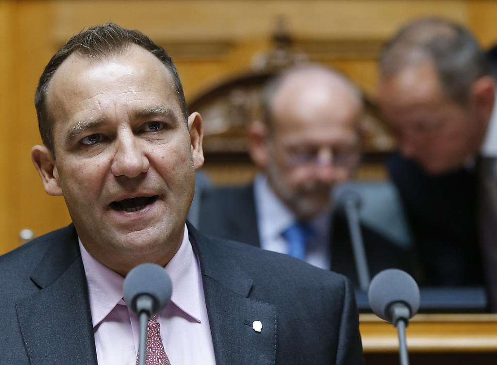 Das Parlament will den Anlegerschutz nur geringfügig verbessern. Für SVP-Nationalrat Thomas Matter (ZH) geht die Regulierung aber immer noch zu weit. Das Parlament will den Anlegerschutz nur geringfügig verbessern. Für SVP-Nationalrat Thomas Matter (ZH) geht die Regulierung aber immer noch zu weit.