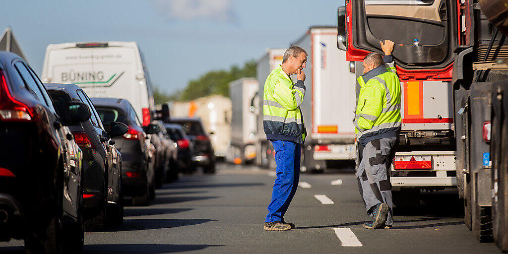 LKW-Fahrer können künftig regelmässig nachhause zurückkehren. Das regelt das neue EU-Mobilitätspaket, das vom EU-Parlament in Brüssel angenommen wurde, wie am Donnerstagmorgen bekannt wurde. (Archiv)