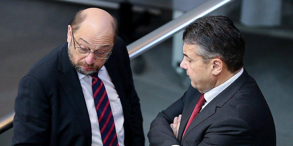 Die sozialdemokratischen Politiker in Deutschland Martin Schulz und Sigmar Gabriel sollen sich nach einem Machtkampf wieder versöhnt haben. (Archivbild)