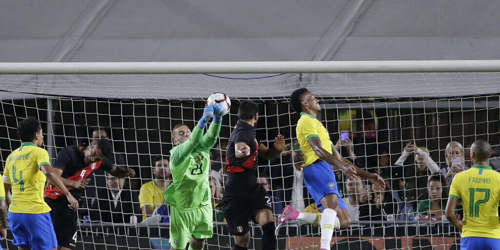 Perus Luis Abram (Bildmitte) trifft per Kopfball zum Siegtor gegen Brasilien