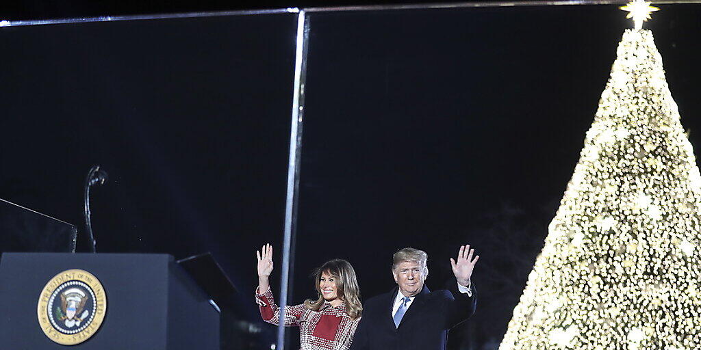 US-Präsident Donald Trump und seine Frau haben am Donnerstag (Ortszeit) den Weihnachtsbaum der US-Nation zum Erleuchten gebracht.