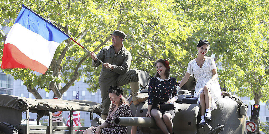 Paris libéré! Das sagte De Gaulle vor 75 Jahren. Die Pariser jubelten am Sonntag noch einmal und zogen dafür Kleider an, wie sie 1944 getragen wurden, als die nazi-deutsche Besatzung endete. Paris libéré! Das sagte De Gaulle vor 75 Jahren. Die Pariser jubelten am Sonntag noch einmal und zogen dafür Kleider an, wie sie 1944 getragen wurden, als die nazi-deutsche Besatzung endete.