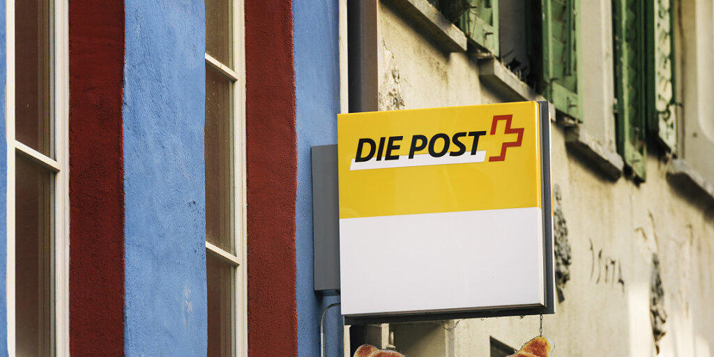 Das Modell der Postagenturen funktioniert gemäss Aufsicht gut: Das Schild für die Postagentur in der Bäckerei Merz in Luzern. (Archivbild)