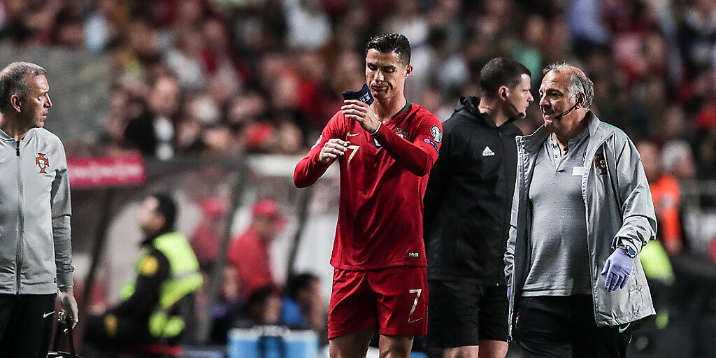 Portugals Cristiano Ronaldo muss sich nach einer halben Stunde verletzt auswechseln lassen