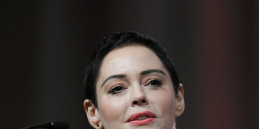 Die Schauspielerin Rose McGowan hat den einstigen Hollywoodmogul Harvey Weinstein verklagt, weil er versucht haben soll, sie angesichts von Vergewaltigungsvorwürfen mundtot zu machen. (Archivbild)