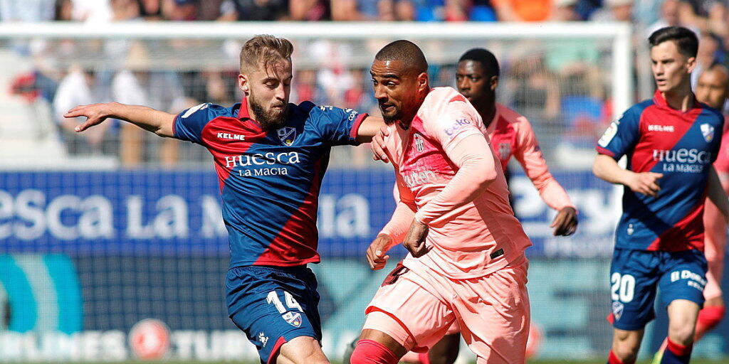Kein Durchkommen für Barcelona und Kevin-Prince Boateng (in Rosa) gegen Huesca