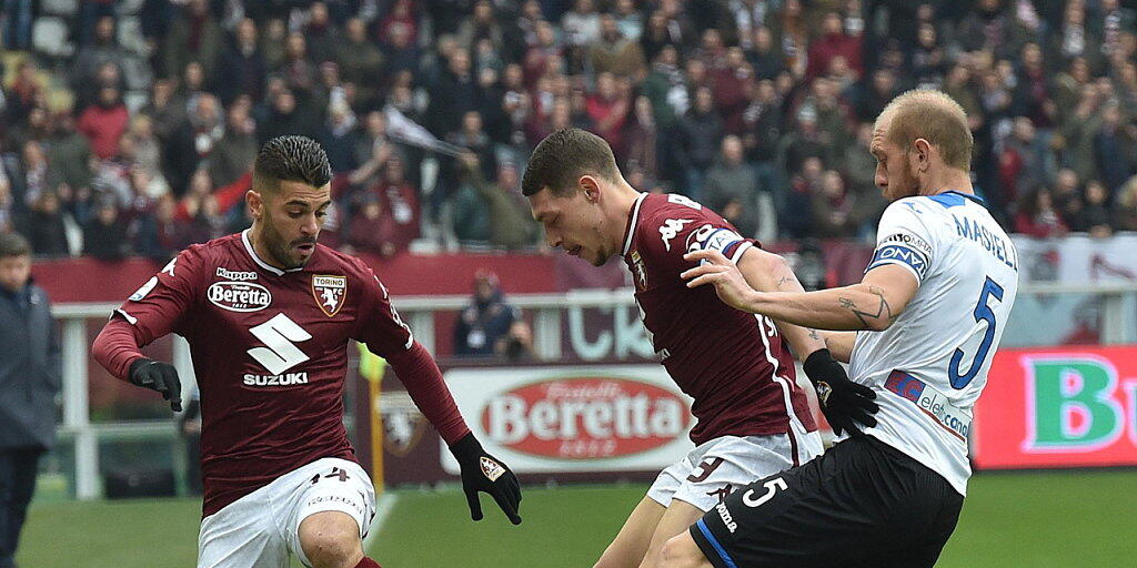 Andrea Masiello von Atalanta Bergamo (rechts) im Zweikampf mit Torinos Captain Andrea Belotti