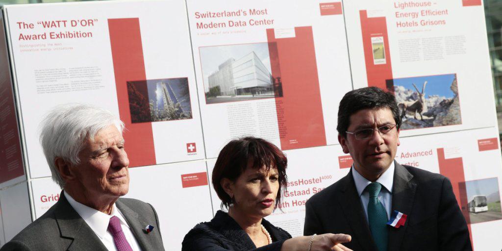 Bundesrätin Doris Leuthard spricht mit dem chilenischen Umweltminister Pablo Badenier (r.) und dem Stadtpräsidenten von Vitacura Raúl Torrealba (l.) in Santiago de Chile. Bundesrätin Doris Leuthard spricht mit dem chilenischen Umweltminister Pablo Badenier (r.) und dem Stadtpräsidenten von Vitacura Raúl Torrealba (l.) in Santiago de Chile.