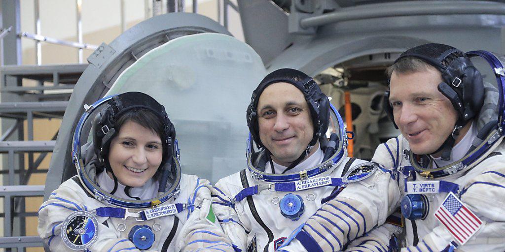 Die italienische Astronautin Samantha Cristoforetti (links) hat Vorbildfunktion. Nun sucht ein deutsches Unternehmen die erste deutsche Astronautin, die Mädchen und junge Frauen für Wissenschaft und Raumfahrt begeistern soll. (Archiv)