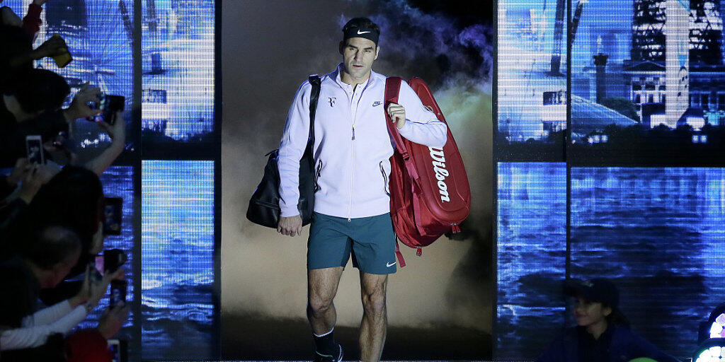 Roger Federer beim Einmarsch in die O2 Arena in London. (Archivaufnahme)