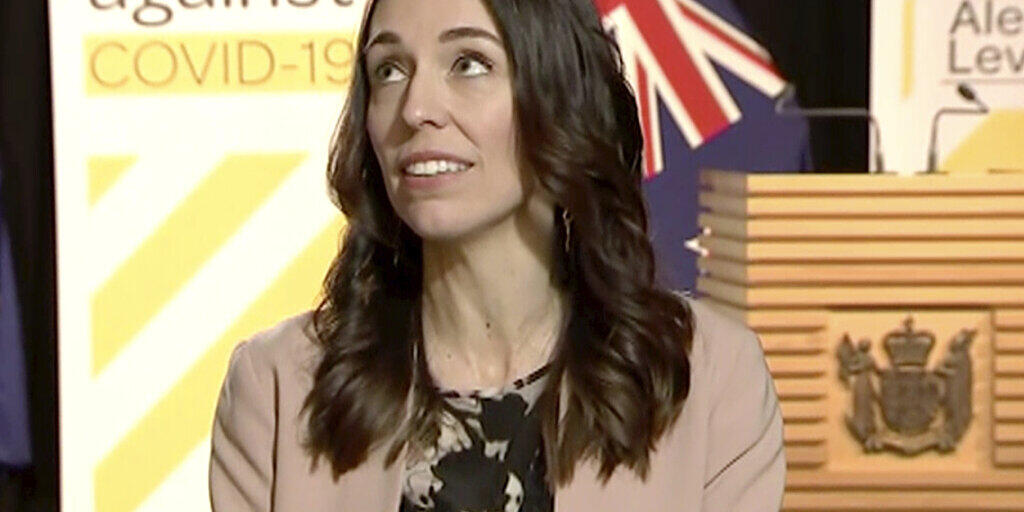 Neuseeland ist am Montag von einem Erdbeben erschüttert worden - die Premierministerin des Landes, Jacinda Ardern blieb während eines Interviews trotz der Erschütterungen ruhig.