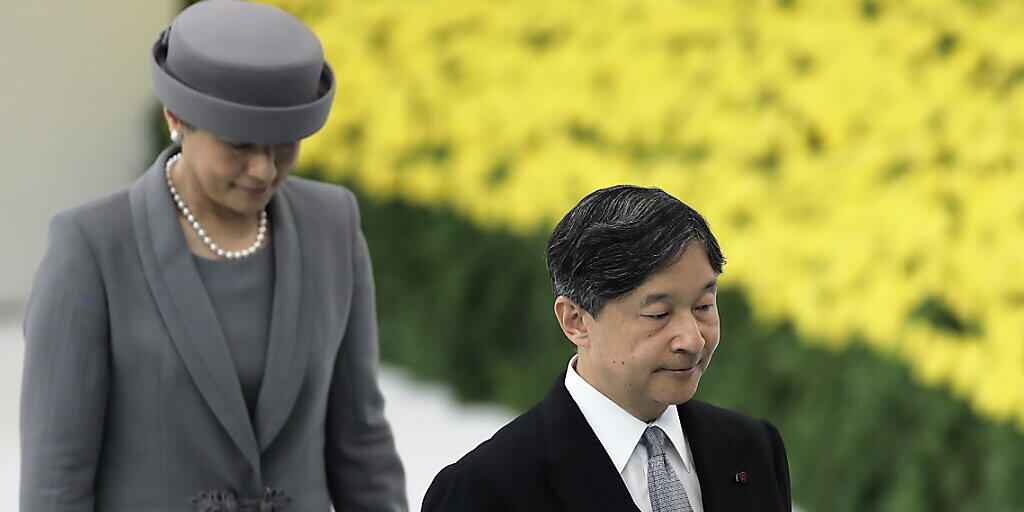 Der japanische Kaiser Naruhito und Kaiserin Masako an einer Gedenkveranstaltung zur Kapitulation Japans im Zweiten Weltkrieg.