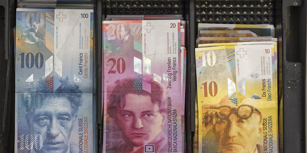 Will jemand Beträge ab 100'000 Franken bar bezahlen, müssen Händler vom neuen Jahr an einen Ausweis verlangen. Der Bundesrat hat die neue Geldwäschereiverordnung verabschiedet. (Symbolbild)