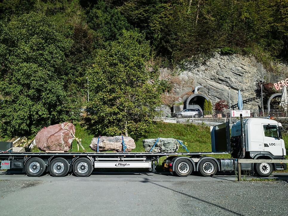 Die drei Felsblöcke aus der Tektonikarena Sardena sollen in der Schweiz für das 10-Jahr-Jubiläum der Aufnahme ins UNESCO-Welterbe werben.