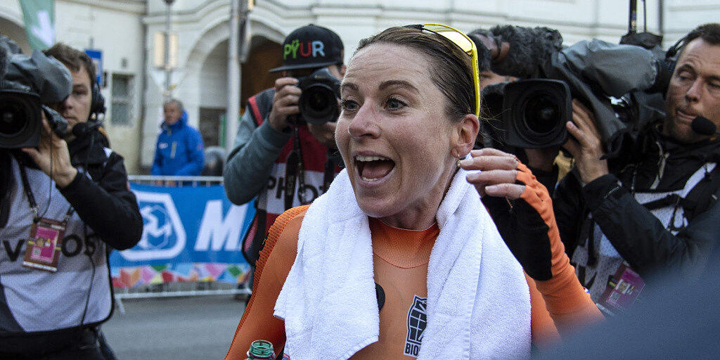 Da konnte sie noch lachen: Zeitfahr-Weltmeisterin Annemiek van Vleuten brach sich im Strassenrennen die Kniescheibe - und fuhr dennoch in den 7. Rang