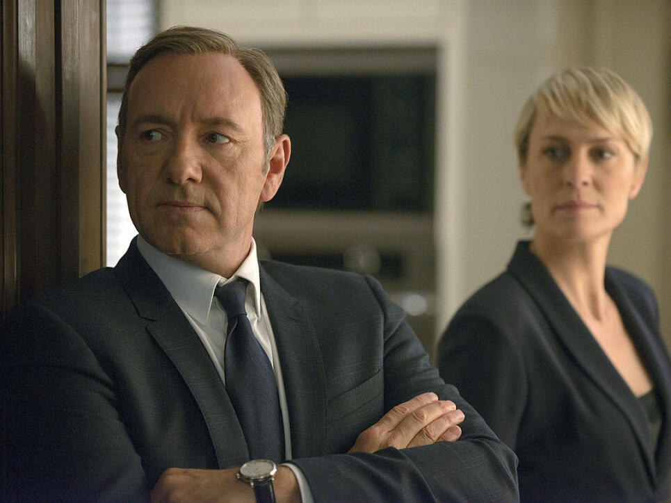 Die Macher der US-Serie "House of Cards" müssen sich etwas einfallen lassen: Hauptdarsteller Kevin Spacey wird bei der finalen Staffel nicht mehr dabei sein - seine Kollegin Robin Wright dagegen schon.