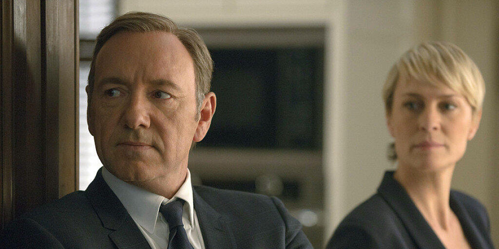 Die Macher der US-Serie "House of Cards" müssen sich etwas einfallen lassen: Hauptdarsteller Kevin Spacey wird bei der finalen Staffel nicht mehr dabei sein - seine Kollegin Robin Wright dagegen schon.