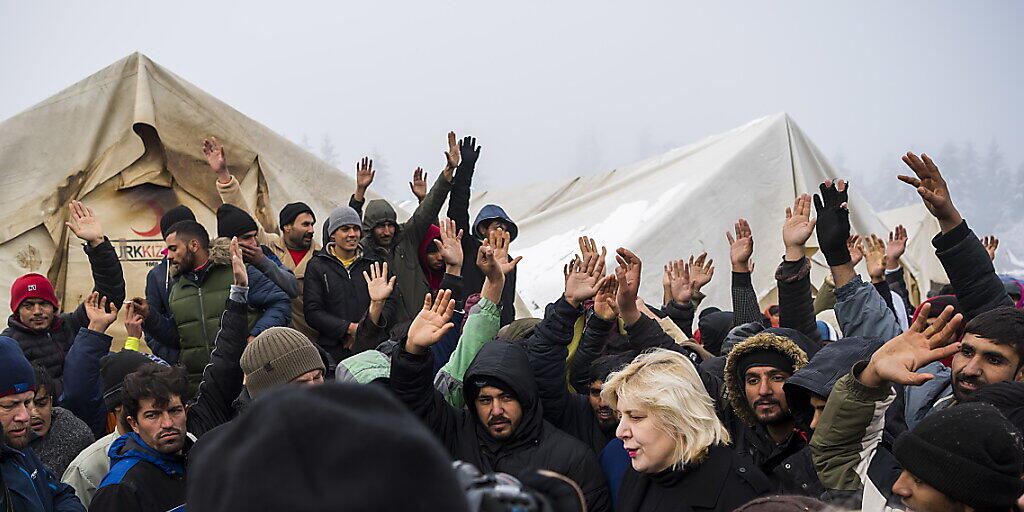 Beim Besuch der Menschenrechtskommissarin des Europarates, Dunja Mijatović, im bosnischen Migranten- und Flüchtlingslager Vućjak ist es zu Protesten gekommen Beim Besuch der Menschenrechtskommissarin des Europarates, Dunja Mijatović, im bosnischen Migranten- und Flüchtlingslager Vućjak ist es zu Protesten gekommen