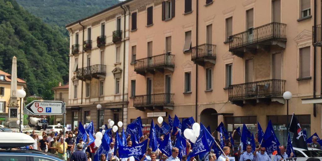 Die 34 entlassenen Fährleute sind am Dienstag mit zahlreichen Unterstützern durch Bellinzona marschiert, um für die Erhaltung ihrer Arbeitsplätze bei gleichbleibenden Löhnen zu demonstrieren.