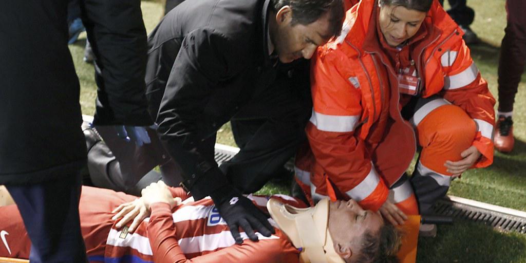 Atletico Madrids Stürmer Fernando Torres wird nach seinem folgenschweren Zusammenstoss bewusstlos vom Platz getragen Atletico Madrids Stürmer Fernando Torres wird nach seinem folgenschweren Zusammenstoss bewusstlos vom Platz getragen