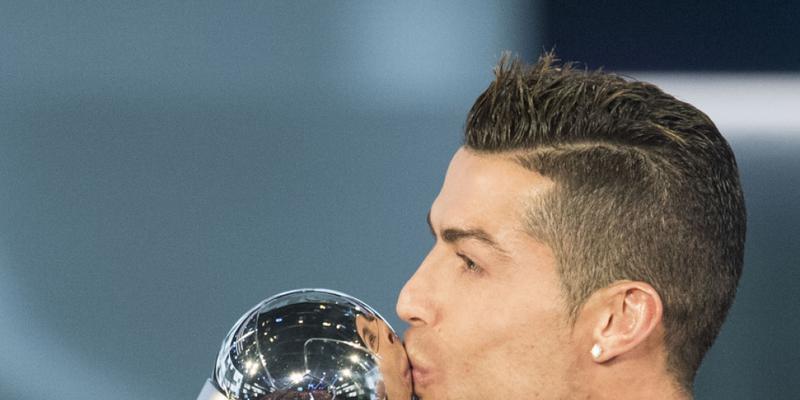 Cristiano Ronaldo küsst seinen Weltfussballer-Pokal