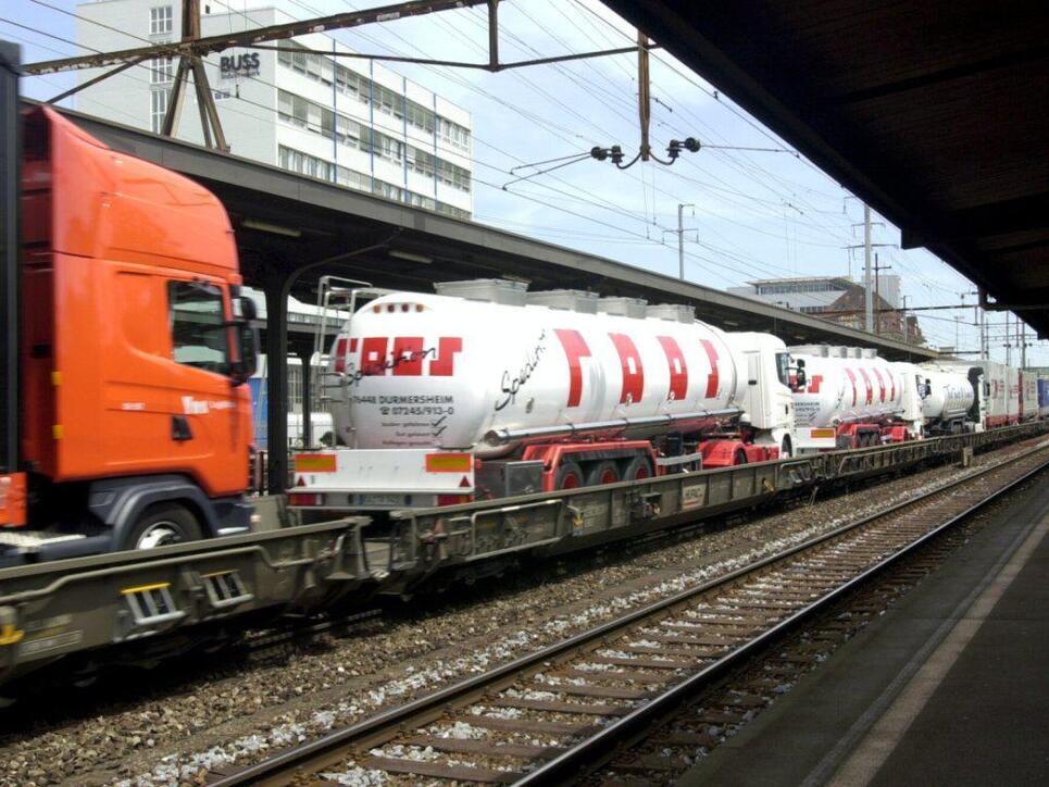 Lastwagen aufladen und im Begleitwagen mitreisen: Die Rollende Autobahn im Bahnhof Pratteln BL. (Archivbild)