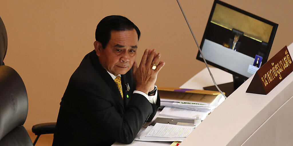 Prayut Chan-o-cha, Regierungschef von Thailand, während der Sondersitzung im Parlamentsgebäude. Foto: Sakchai Lalit/AP/dpa Prayut Chan-o-cha, Regierungschef von Thailand, während der Sondersitzung im Parlamentsgebäude. Foto: Sakchai Lalit/AP/dpa