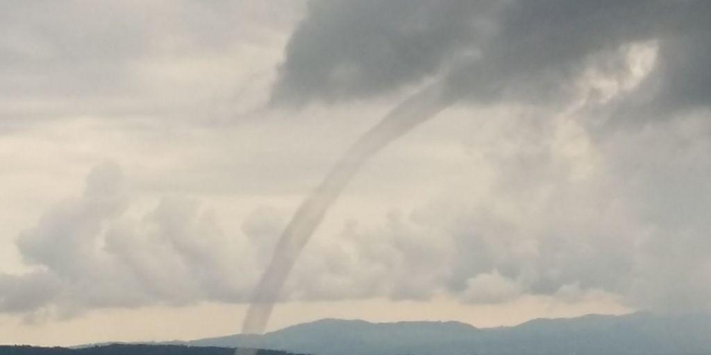 Ein seltenes Wetterphänomen: Auf dem Zürichsee war am Samstagmorgen eine Wasserhose zu beobachten. (Bild: SRF Meteo)