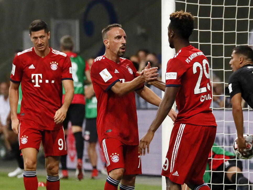 Bayern München freut sich über den ersten Titelgewinn der neuen Saison, links der dreifache Torschütze Robert Lewandowski