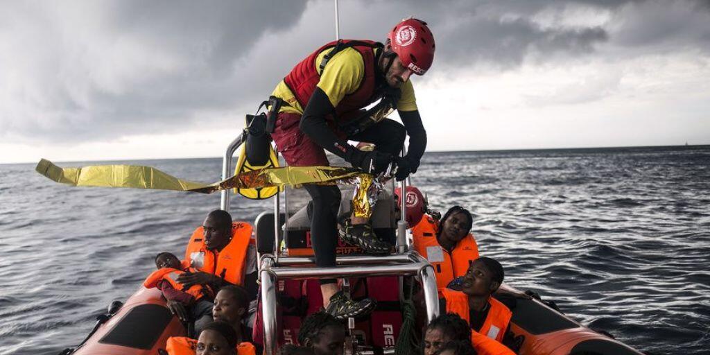 Die Hilfsorganisation Proactiva Open Arms hat 121 Flüchtlinge von zwei Booten vor der libyschen Küste gerettet. (Archivbild) Die Hilfsorganisation Proactiva Open Arms hat 121 Flüchtlinge von zwei Booten vor der libyschen Küste gerettet. (Archivbild)
