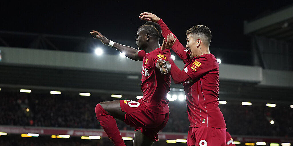 Der FC Liverpool jubelt auch im neuen Jahr: Torschütze Sadio Mané und Roberto Firmino nach dem 2:0 gegen Sheffield United